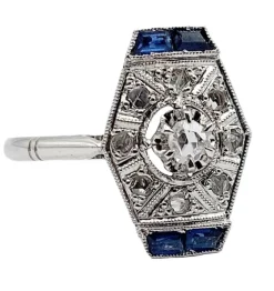 Bague marquise art deco or blanc 18k et platine ornée de diamants taille roses et de saphir calibrés dans une monture géométrique
