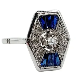 Bague marquise art deco or blanc 18k et platine ornée de diamants taille roses et de saphir calibrés dans une monture géométrique