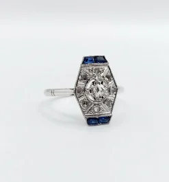 Bague marquise art deco or blanc 18k et platine ornée de diamants taille roses et de saphir calibrés dans une monture géométrique