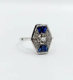 Bague marquise art deco or blanc 18k et platine ornée de diamants taille roses et de saphir calibrés dans une monture géométrique
