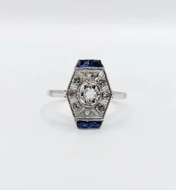 Bague marquise art deco or blanc 18k et platine ornée de diamants taille roses et de saphir calibrés dans une monture géométrique