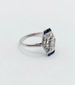 Bague marquise art deco or blanc 18k et platine ornée de diamants taille roses et de saphir calibrés dans une monture géométrique