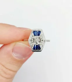Bague marquise art deco or blanc 18k et platine ornée de diamants taille roses et de saphir calibrés dans une monture géométrique