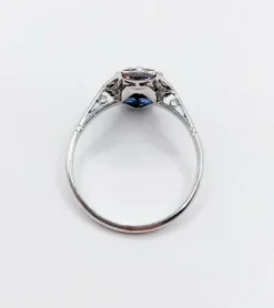 Bague marquise art deco or blanc 18k et platine ornée de diamants taille roses et de saphir calibrés dans une monture géométrique