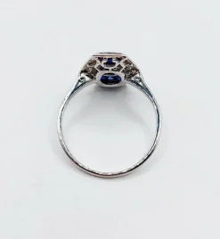 Bague marquise art deco or blanc 18k et platine ornée de diamants taille roses et de saphir calibrés dans une monture géométrique