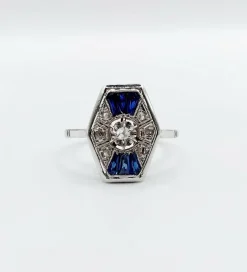 Bague marquise art deco or blanc 18k et platine ornée de diamants taille roses et de saphir calibrés dans une monture géométrique