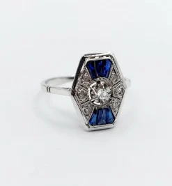 Bague marquise art deco or blanc 18k et platine ornée de diamants taille roses et de saphir calibrés dans une monture géométrique