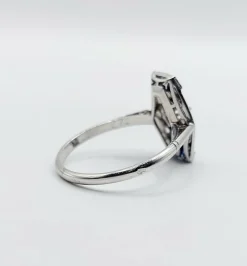 Bague marquise art deco or blanc 18k et platine ornée de diamants taille roses et de saphir calibrés dans une monture géométrique