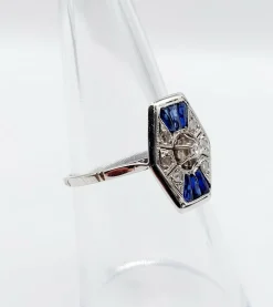 Bague marquise art deco or blanc 18k et platine ornée de diamants taille roses et de saphir calibrés dans une monture géométrique