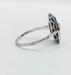 Bague marquise art deco or blanc 18k et platine ornée de diamants taille roses et de saphir calibrés dans une monture géométrique