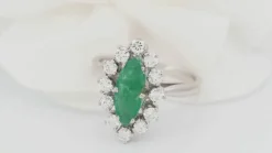Bague marquise en or blanc, émeraude et diamants