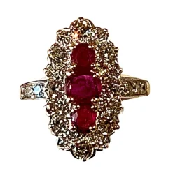 Bague marquise en or, diamants et rubis.