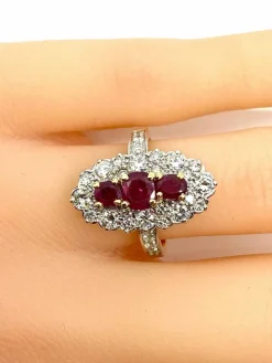 Bague marquise en or, diamants et rubis.