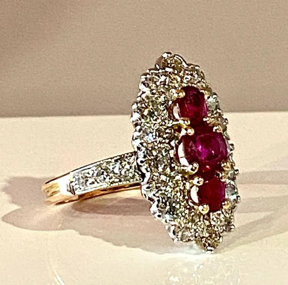 Bague marquise en or, diamants et rubis.