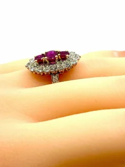 Bague marquise en or, diamants et rubis.