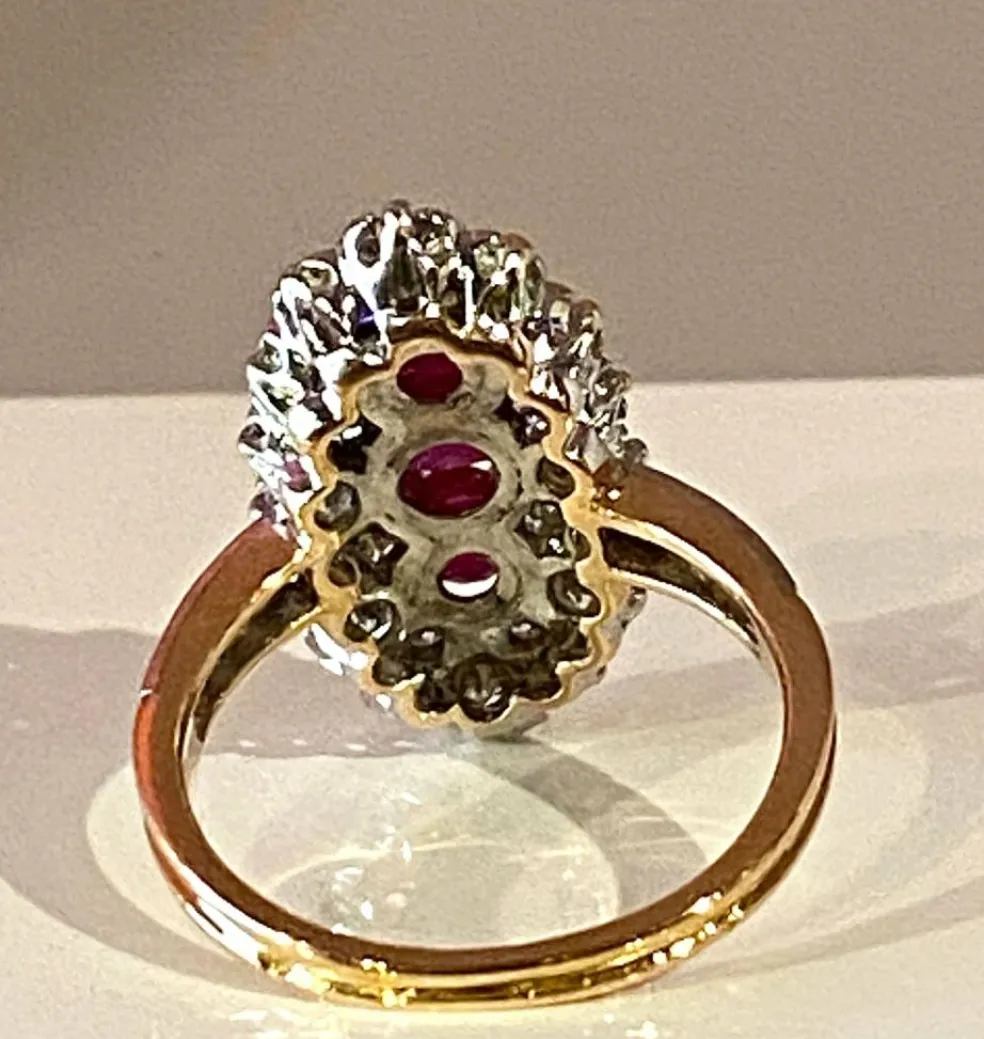 Bague marquise en or, diamants et rubis.