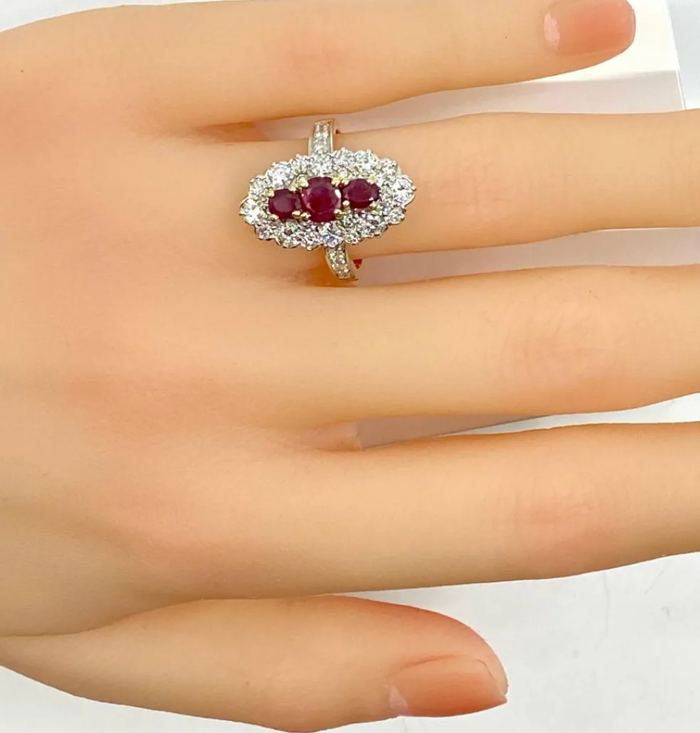 Bague marquise en or, diamants et rubis.