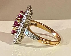 Bague marquise en or, diamants et rubis.
