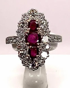 Bague marquise en or, diamants et rubis.
