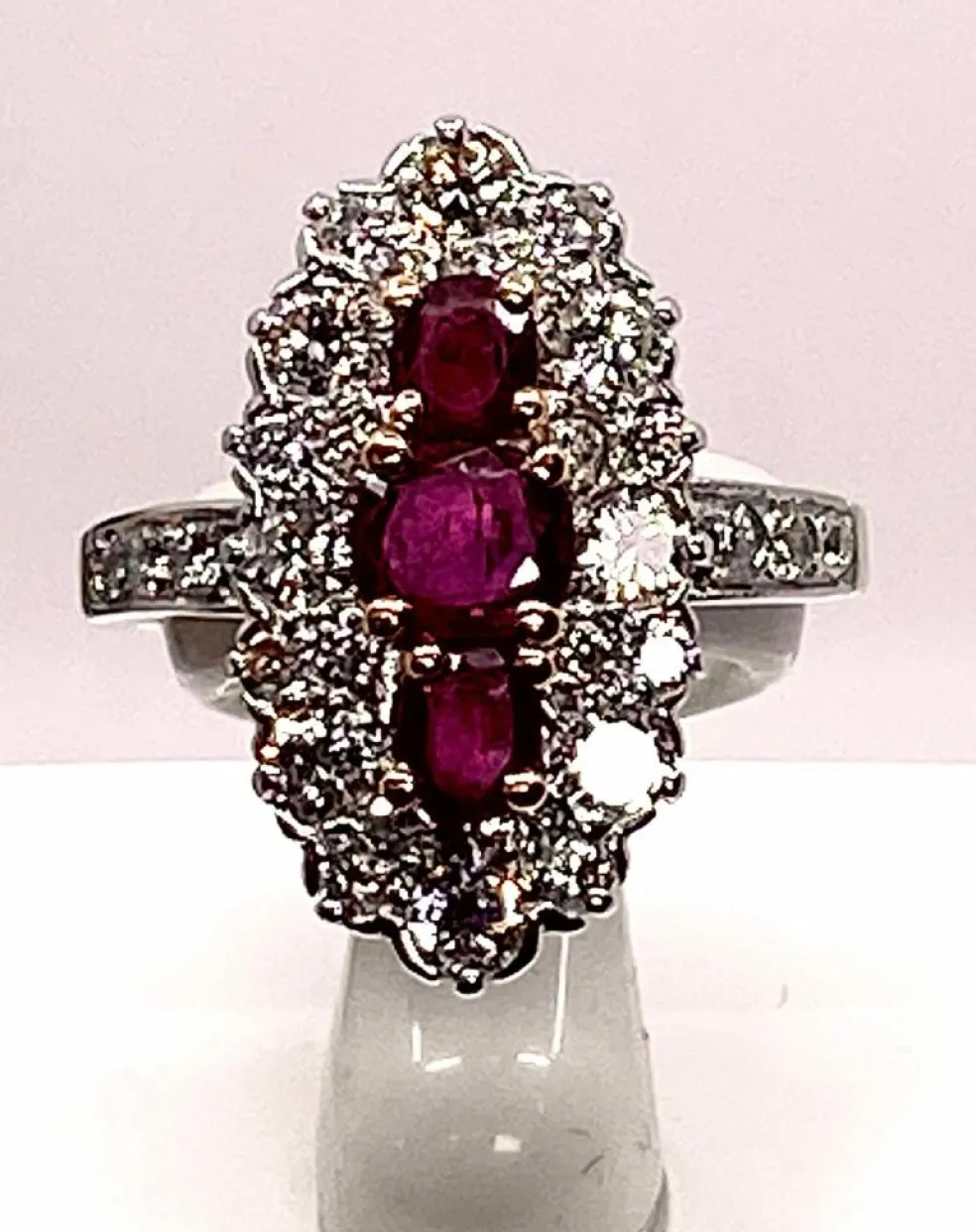 Bague marquise en or, diamants et rubis.