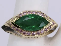 Bague Marquise en or jaune avec émeraude et diamant rose