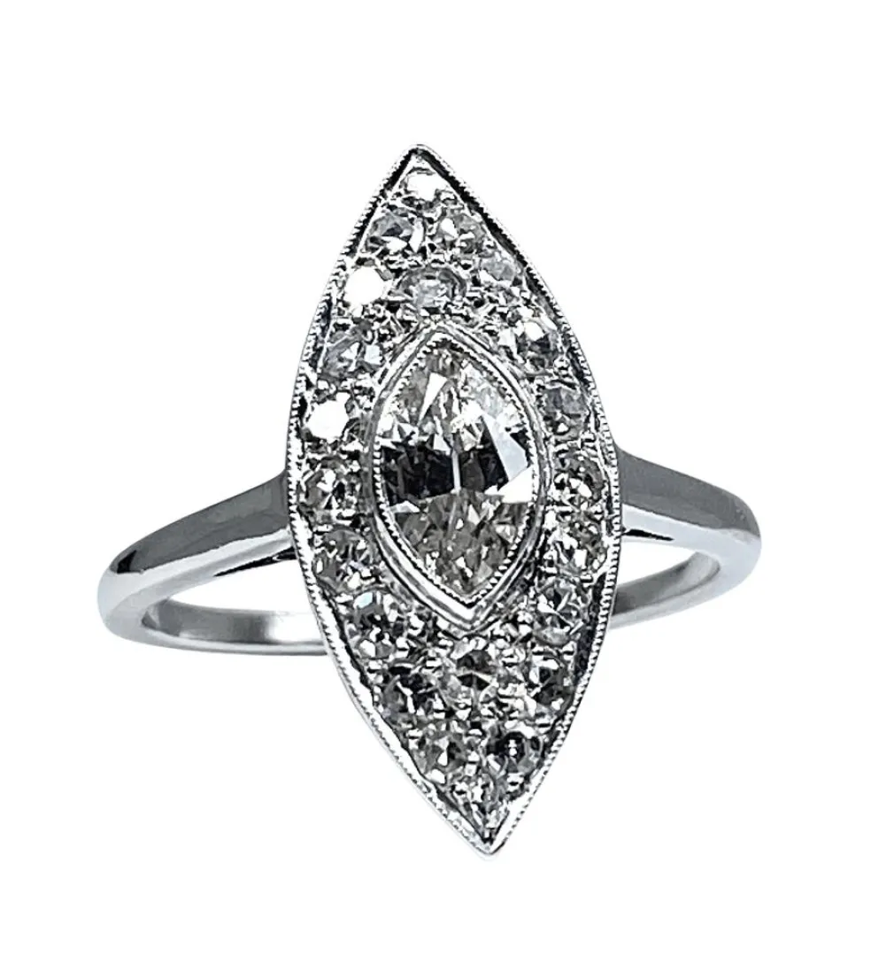 Bague marquise en platine et diamants. Vers 1900.