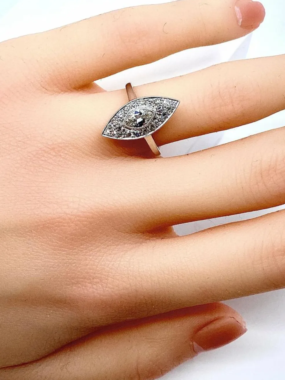 Bague marquise en platine et diamants. Vers 1900.
