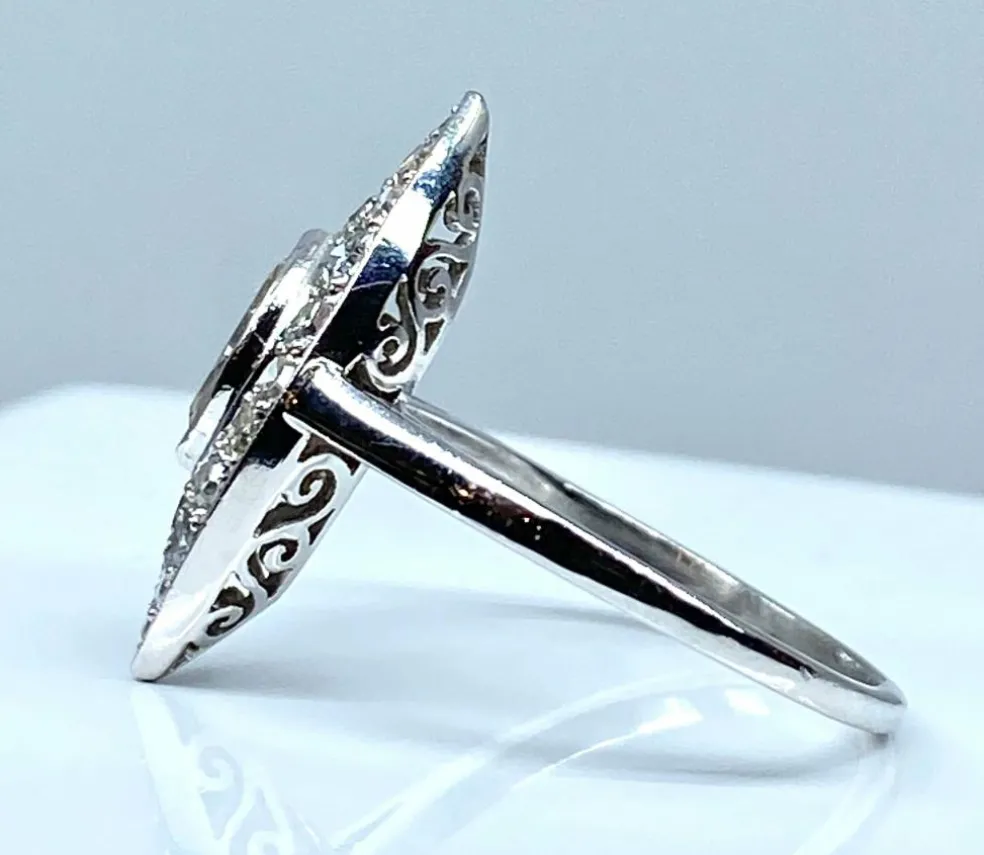 Bague marquise en platine et diamants. Vers 1900.