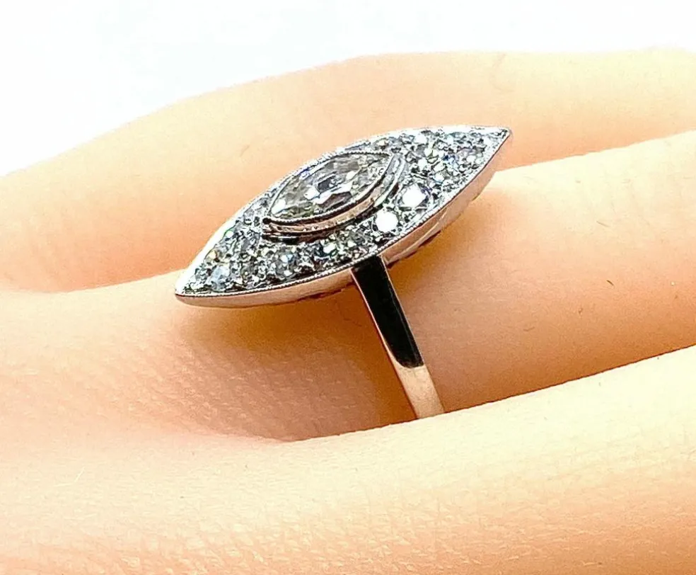 Bague marquise en platine et diamants. Vers 1900.