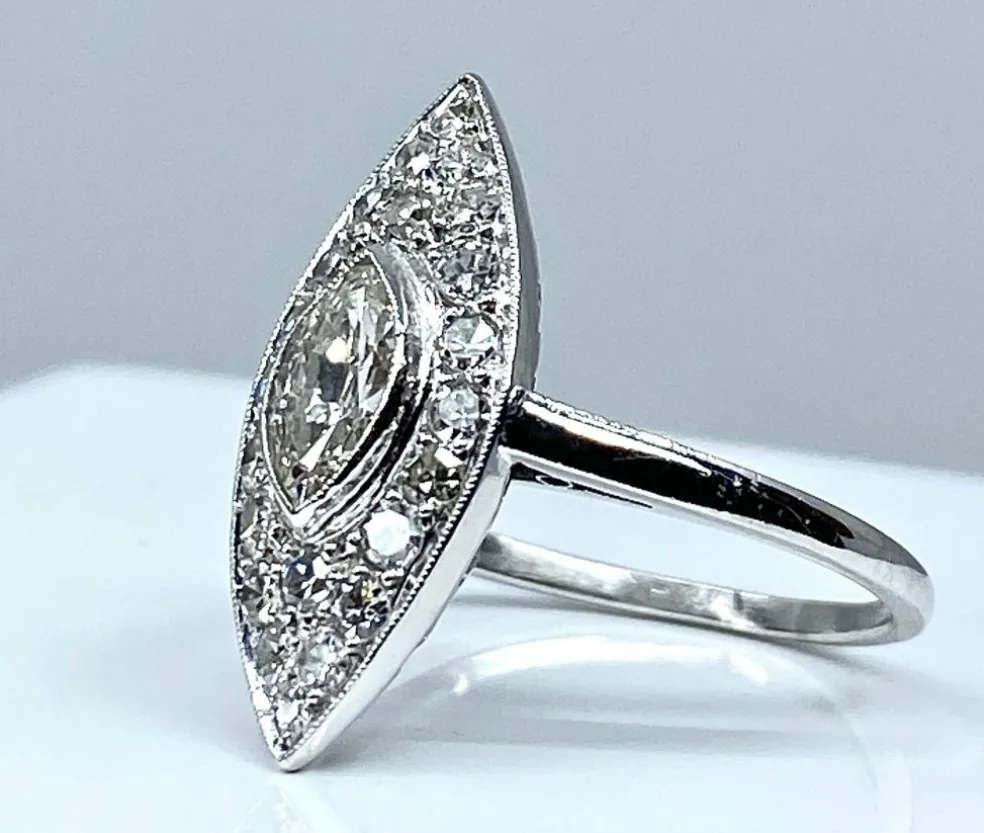 Bague marquise en platine et diamants. Vers 1900.