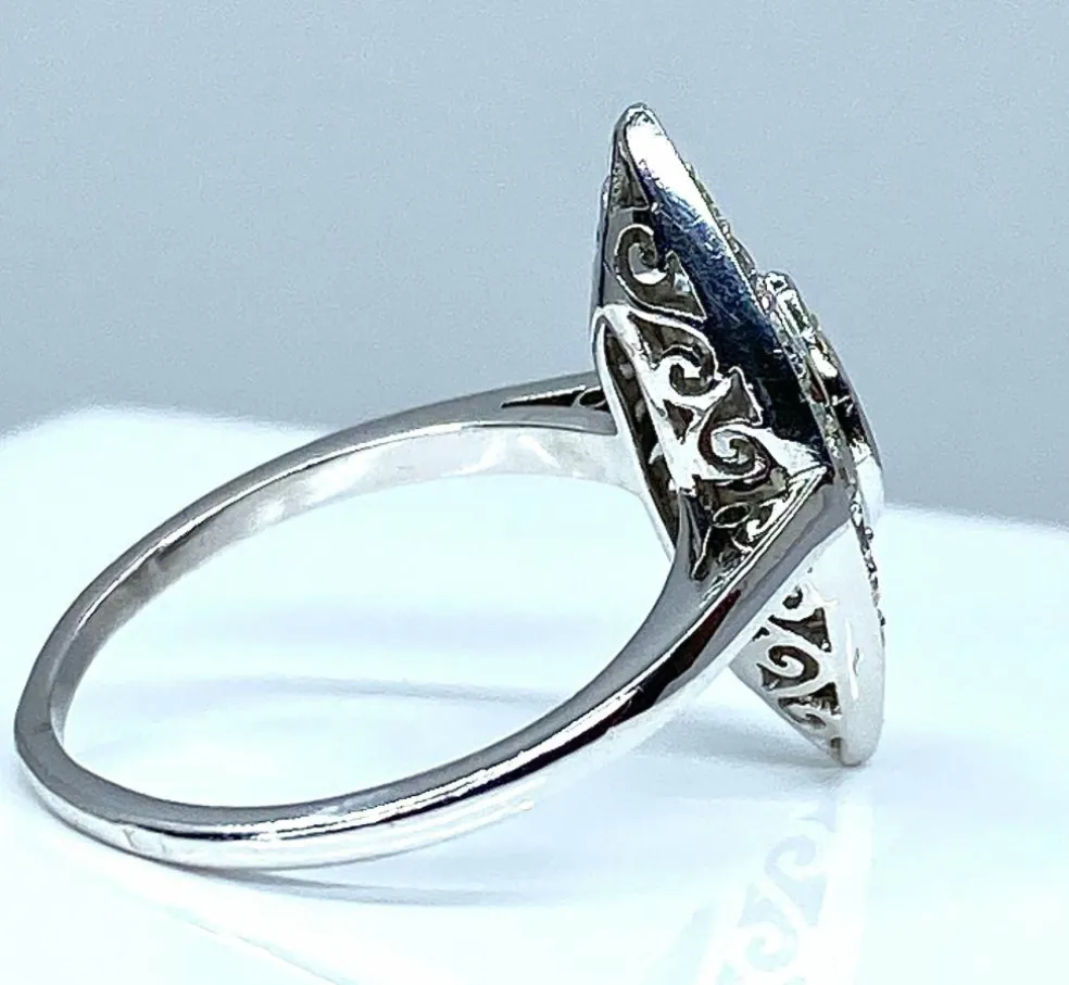 Bague marquise en platine et diamants. Vers 1900.