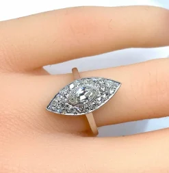 Bague marquise en platine et diamants. Vers 1900.