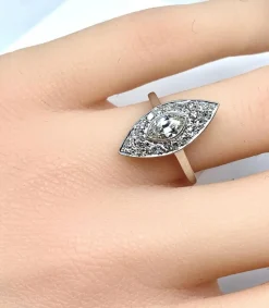 Bague marquise en platine et diamants. Vers 1900.