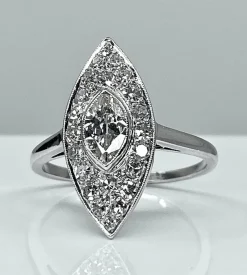 Bague marquise en platine et diamants. Vers 1900.
