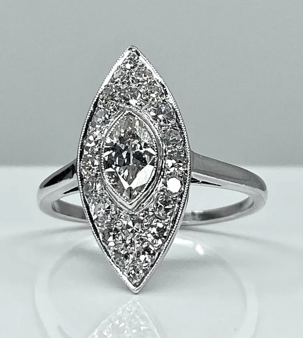 Bague marquise en platine et diamants. Vers 1900.