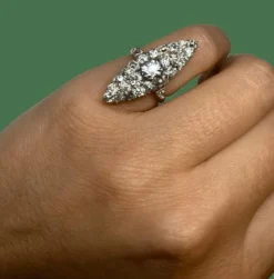 BAGUE MARQUISE ET DIAMANTS