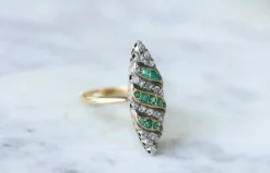 Bague marquise émeraudes et diamants