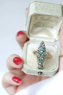 Bague marquise émeraudes et diamants