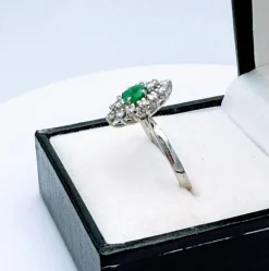 Bague marquise or gris, émeraude, diamant