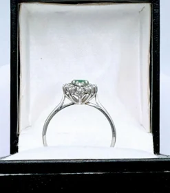 Bague marquise or gris, émeraude, diamant