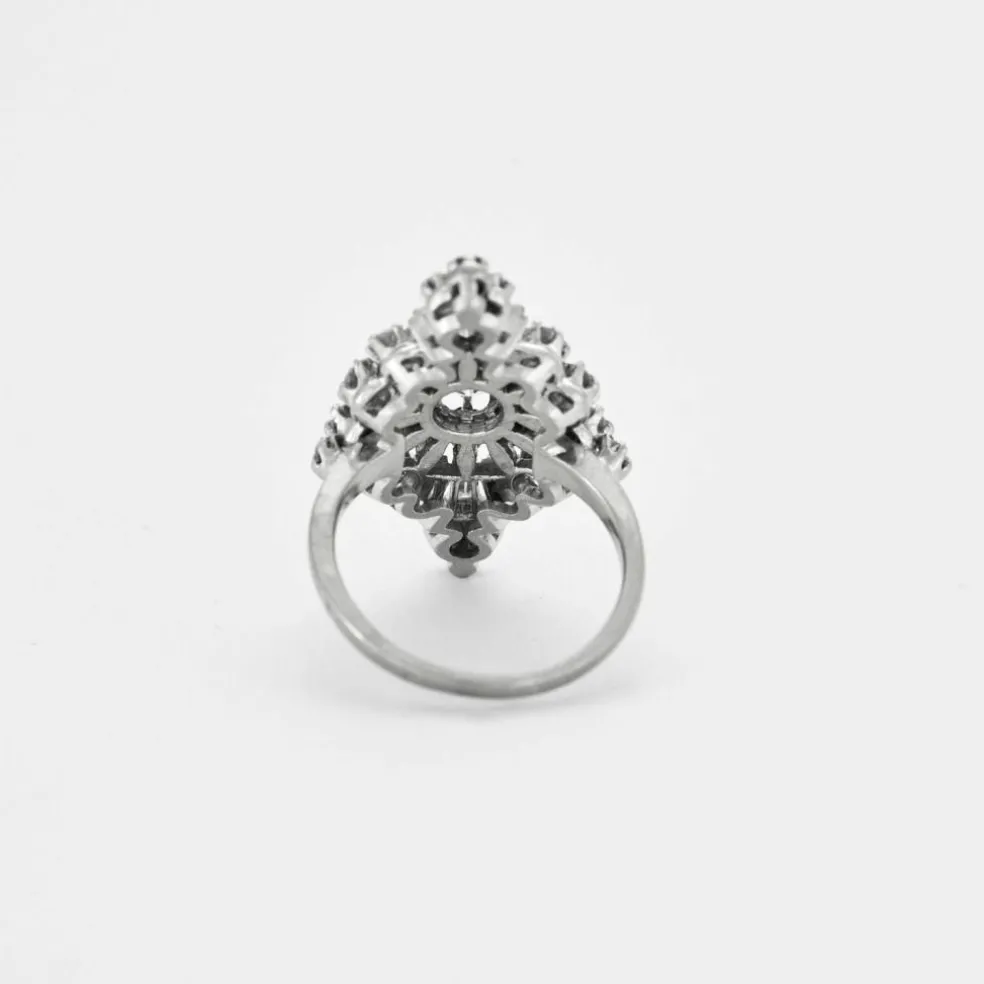 Bague marquise or gris, platine, diamants