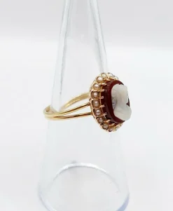 Bague marquise or jaune, camée sur agate, perles (circa 1900)