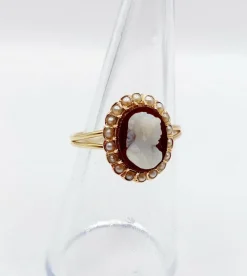 Bague marquise or jaune, camée sur agate, perles (circa 1900)