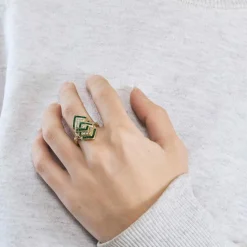 Bague Marquise or jaune, diamants et émeraudes