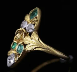 Bague marquise or, émeraudes et diamants Art Nouveau