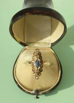 Bague marquise or rose saphir perles
