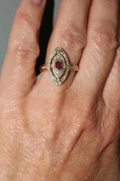 Bague marquise rubis et diamants