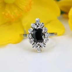 Bague marquise saphir diamants or blanc