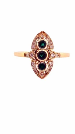 Bague marquise style ancien en or émeraudes et diamants