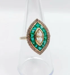 Bague marquise style art deco or jaune ornée de diamants entouré d'émeraude